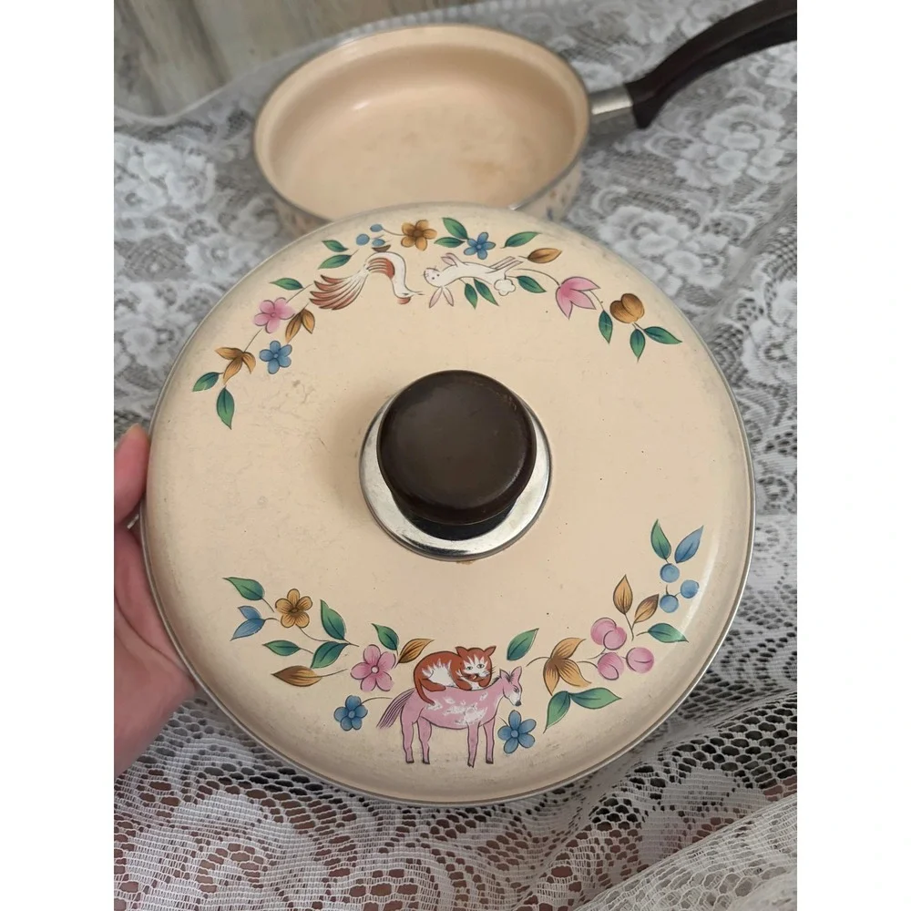 Vintage International Heartland Skillet with Lid  Folk Art Farm Cottagecore Pan